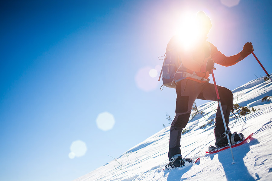 Bergauf in Schneeschuhen